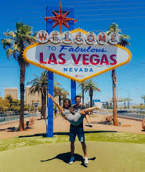 El nuevo letrero, cuenta con coristas (showgirls) gemelas que se elevan 7.9 metros y son el fondo de un letrero de 3.7 metros de altura de las vegas. á‰ 12 Imprescindibles Que Ver Y Hacer En Las Vegas 2 Dias