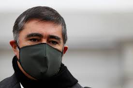 Mario desbordes de amplia trayectoria política luego de ser carabinero, pasó por la cámara de diputados, la presidencia de renovación nacional y el ministerio de defensa, cargo entregado por el presidente sebastián piñera. Desbordes Respalda A Alto Mando De Carabineros En Pugna Con La Contraloria La Nacion