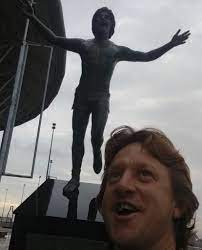 fbi tricolor sur twitter simplesmente todo nicolas cagezinho na estatua do renato