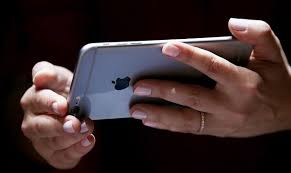 Quante Volte Tocchiamo I Nostri Telefoni Ogni Giorno Sembra Incredibile Ma Sono Nell Ordine Delle Migliaia Business Insider Italia