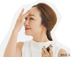 ピンク下地でハッピーおでこに 神崎恵さんのおでこメイク術 baila ピンク 下地 髪 色 血色