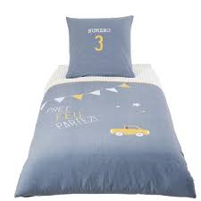 Chaque housse de couette est livrée avec la taie d'oreiller assortie: Parure De Lit Enfant En Coton Bleu 140x200 Petit Bolide Maisons Du Monde