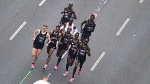 Eliud kipchoge has become the first person to run a marathon in under two hours after setting a time of one hour, 59 minutes and 40 seconds . Eliud Kipchoge Lauft Marathon Unter Zwei Stunden Sport Sz De