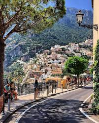 Positano Salerno Italy Follow Us Signaturebride On Twitter And On Facebook Signature Bride Magazine Luoghi Meravigliosi Paesaggi Luoghi