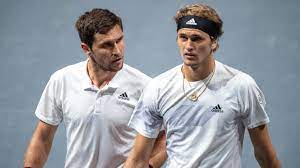 Der beste deutsche tennisprofi steht nach einem umkämpften 7:6 (7:4), 6:3, 7:6 (7:1) gegen den russischen qualifikanten. Australian Open 2021 Fur Bruder Alexander Zverev Macht Mischa Zverev Vier Jobs