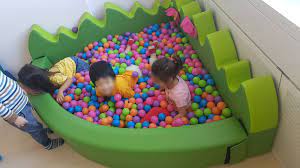 ballebad spielen kita kinder spiel kindergarten spass spass lustig fun familie spielzeug kita kinderkrippe witikon ballebad kinder krippe kinder