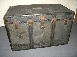 Malle Bagage Wikipedia Cet adorable coffret en bois, avec son couvercle bombé et son loquet argenté, pourra vous servir à entreposer vos précieux souvenirs, ou sera également une urne parfaite pour votre mariage. malle bagage wikipedia