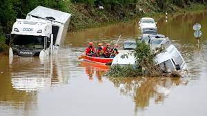 Almanya'nın bavyera eyaletindeki şiddetli yağışların yol açtığı sel felaketinde bazı köyler metrelerce yükseklikte sular altında kaldı. 7lehjzcyefjjpm