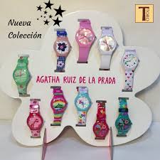 Divertida Original Positiva Y Con Mucho Color Asi Es La Nueva Coleccion De Relojes De Agatha Ruiz De La Prada Tororegalos Prada Regalos Los Originales The classic, monochrome lines of other leading firms give way to a revolutionary explosion of colours and shapes, which breathe life into every garment by this madrid designer, who has also turned her hand to designing tiles, cars and. mucho color