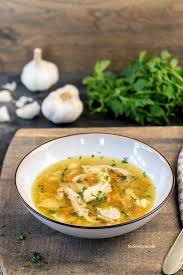 Rustikale Huhnersuppe Mit Nudeln Und Knoblauch Rezept Huhnersuppe Kochen Huhnersuppe Lecker Kochen