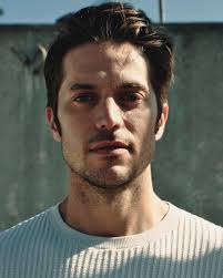 Seine kindheit verbrachte er in verschiedenen europäischen ländern, darunter auch italien. Lucas Bravo Fans Emily In Paris Boy And Girl Friendship Actors