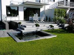 Moderne Steinterrasse Und Gartenteich Creation De Jardin Contemporain Jardin Contemporain Amenagement Jardin