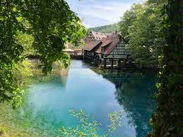 The blautopf is 21 meters deep and one of the deepest and largest sources in germany, with a flow out of minimum 310l/s and maximum 32000l/s. Ausflugsziel Furs Wochenende Blautopf Blaubeuren Baden Wurtemberg