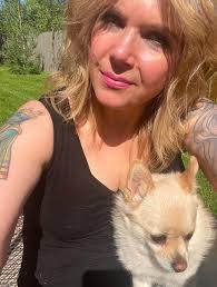 Kari Beaton's Instagram, Twitter & Facebook