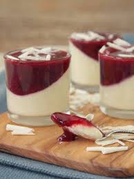 Absichtlicher Schiefstand Oder Bayrische Creme Mit Beerensosse Zum Kaffee Dazu Bayrisch Creme Bayrische Rezepte Dessert Rezepte Einfach