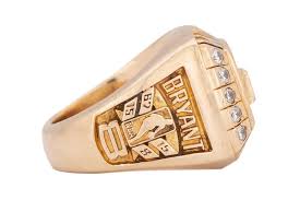 The first tribute is a snake wrapped around each player's jersey number on the side of the ring. Kobe Bryant Lakers Championship Ring Sells For 206k Usd Hypebeast