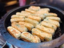 20240310 五股區｜黃昏市場韭菜盒子這個100分便宜又好吃韭菜盒子25元紅豆餅18元蔥花餅12元山東大餅35元我最愛的還是韭菜盒子！皮薄餡多，裡面有粉絲還有蛋而且超多汁～一個才25元直接買10送一太划算😋而且一次可以吃三個😂😂😂  #葛琳娜不專業#