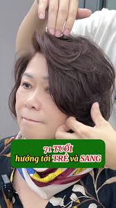 Kiểu tóc trẻ và sang cho phụ nữ 71 tuổi