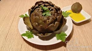 Disponiamo i carciofi puliti e tagliati a metà in una pirofila, spennelliamoli bene con dell'olio extra vergine d'oliva, aggiungiamo qualche goccia di. Carciofi Lessi Da Sfogliare Ricetta Di Due Tortore In Cucina