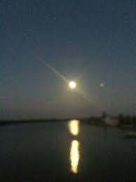 The Light Reflecting Off Of The Moon Is Reflecting Off The Surface Of The Water Our Eyes See Several Different Points Where The Light O Celestial Sunset Water