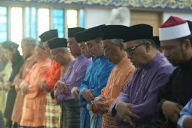 Aku berniat sholat sunah idul adha dua rakaat menghadap kiblat karena allah. Pemangku Raja Pahang Solat Sunat Aidiladha Bersama 2 000 Jemaah