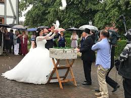 Die Tauben Fliegen Wieder So Auch Bei 4 Hochzeiten Und Eine Traumreise Facebook