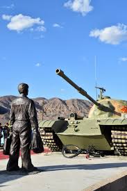 Es ging um die welt als ein symbol für friedlichen protest. Tank Man Statue Unveiled In California On Tiananmen Anniversary