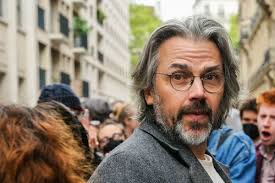 Aymeric Caron ferme sa permanence après des dégradations