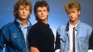 Essa é a rádio the 80s channel ou club 977, é uma rádio online que só toca músicas dos anos 80: Ouca 10 Hits Que Completam 30 Anos Em 2018 Vagalume