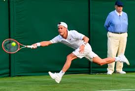 El peque schwartzman, décimo en el ranking mundial de la atp, mostró un andar muy sólido y superó a kohlschreiber (132) luego de dos horas exactas de juego, en la cancha suzanne lenglen, la segunda en importancia del complejo ubicado en el barrio parisino de bois. Relatores El Peque Schwartzman Gano En Wimbledon