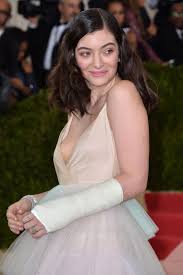 Celebrity Oops! Lorde nipple aerola slip at 2016 Met Gala · Pandesia World