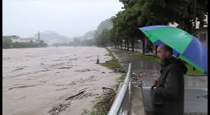 Der späte august brachte heuer ein jahrhunderthochwasser auch nach salzburg. Salzach Pegel In Der Stadt Erreicht Warngrenze Youtube