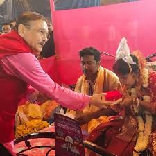 Swarup mitra ve subhorup mitra adında iki oğlu var. Madan Mitra Glimpses From The Mass Marriage Ceremony Of Facebook
