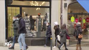 Ikea invente les frais de livraison sans livraison. Les Romands Se Pressent Dans Les Magasins Avant Leur Fermeture Rts Ch Suisse