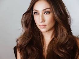 Humingi ng paumanhin si solenn heussaff matapos na makatanggap ng kritisismo ang kaniyang solo art exhibit announcement, kasabay ng paglinaw na hindi niya itinatampok ang kahirapan ng mga pilipino. Solenn Heussaff Prepares Herself For Motherhood