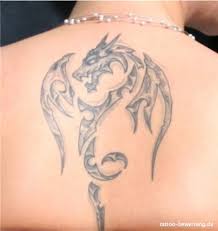 The idea of a private tattoo studio is that it gives to the customer a relaxing and more personal contact with the artist! Mirror Tattoos Fantasy Schwarz Weiss Rucken Tattoos Von Tattoo Bewertung De