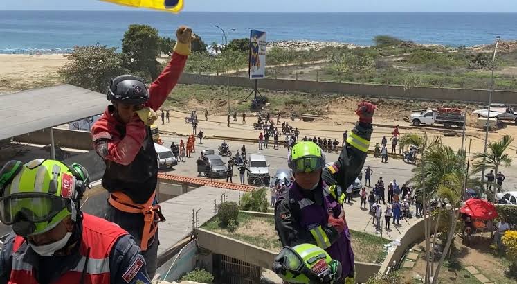Con vida tras ocho días: rescatan a vigilante atrapado bajo los escombros  en Venezuela - El País