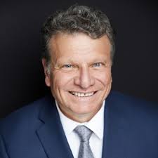 US Capitol police officer Eugene Goodman single-handedly facing down the  mob and diverting them away from Senate chambers. Pulitzer Prize-worthy  photo. 📸: Ashley Gilbertson