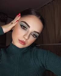 Looking for followers and eng!🩷✨ I'm a 23 year old makeup artist and micro  creator