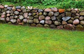 Generell hast du bei einer trockenmauer die wahl zwischen verschiedenen steinarten: Trockenmauer Anlegen Und Bepflanzen Garteneuphorie