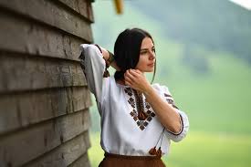 Pentru al treilea an consecutiv, comunitatea la blouse roumaine vă invită să celebraţi ziua universală a iei, pe 24 iunie 2015, de sânziene. Ziua Iei CÄƒmaÈ™a TradiÈ›ionalÄƒ RomaneascÄƒ SÄƒrbÄƒtoritÄƒ In Lumea IntreagÄƒ