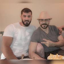 أثار الفنان السوري قصي خولي جدلاً واسعاً بين جمهوره بعدما نشر صورة جديدة له كشفت خضوعه لعملية تجميل غيرت شكل وجهه. ØµØ¯ÙŠÙ‚ Ù‚ØµÙŠ Ø®ÙˆÙ„ÙŠ ÙŠØ­Ù…Ù„ Ø§Ø¨Ù†Ù‡ ÙˆÙ‡Ø°Ø§ Ù…Ø§ Ù‚Ø§Ù„Ù‡ Ù…Ø¬Ù„Ø© Ø³ÙŠØ¯ØªÙŠ