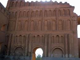 Ctesiphon, parthian ve sasani dönemlerinde i̇ran imparatorluğunun sekiz yüz yıldan fazla bir süre kraliyet başkenti olarak hizmet etti. Ctesiphon Persian Capital S Arches View Ancient Architecture Persia Persian Empire