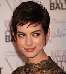 4 astuces maquillage pour être féminine cette coupe courte et dégagée reste toute de même féminine. La Coupe Garconne 27 Photos De Cette Coiffure Elegante Et Feminine