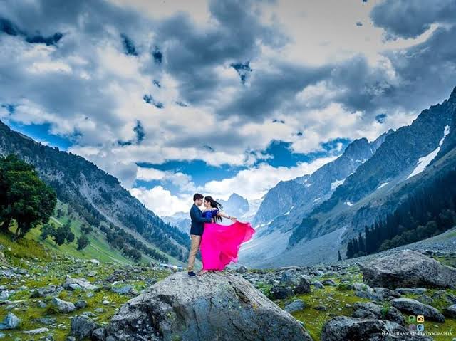 Picturesque mountain landscapes during pleasant weather seasons, AI generated