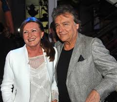 A a honlap szerint valószínűleg azért sem jelentkezett még gábor, mert a kabin még mindig a túra második szakaszában rakonczay 5200 kilométert kíván megtenni közel három. A Valasukrol Cikkeztek A Hazai Sztarpar Erre Kezen Fogva Jelent Meg A Partin Hazai Sztar Femina