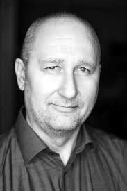 Über die weiße Linie: Wie ein Priester über 6.000 Menschen vor der Gestapo  rettete. Eine wahre Geschichte aus dem Vatikan : Molfenter, Arne:  Amazon.de: Bücher