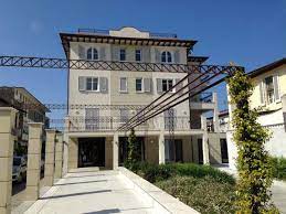 Situato al secondo piano di una piccola palazzina con ascensore e con una metratura di circa 140 mq. Appartamento Forte Dei Marmi Vendita Zona Centro 100 Mq Riscaldamento Cambiocasa It