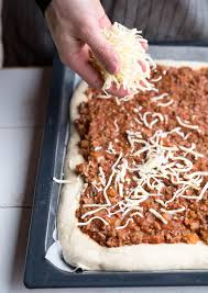 Jeg har prøvd mange og også kjøpt ferdig, fersk pizzabunn i butikken, men har kommet fram til at hjemmelaget er. Klassisk Langpannepizza I 80 Tallsstil Coop Marked