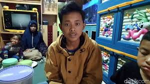 Caranya mengajar anak dengan muka garang, bengis dan tak senyum. Kisah Haru 4 Anak Yatim Piatu Karena Ibu Bapak Tewas Dipatuk Ular